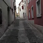 Dana Διαμέρισμα *